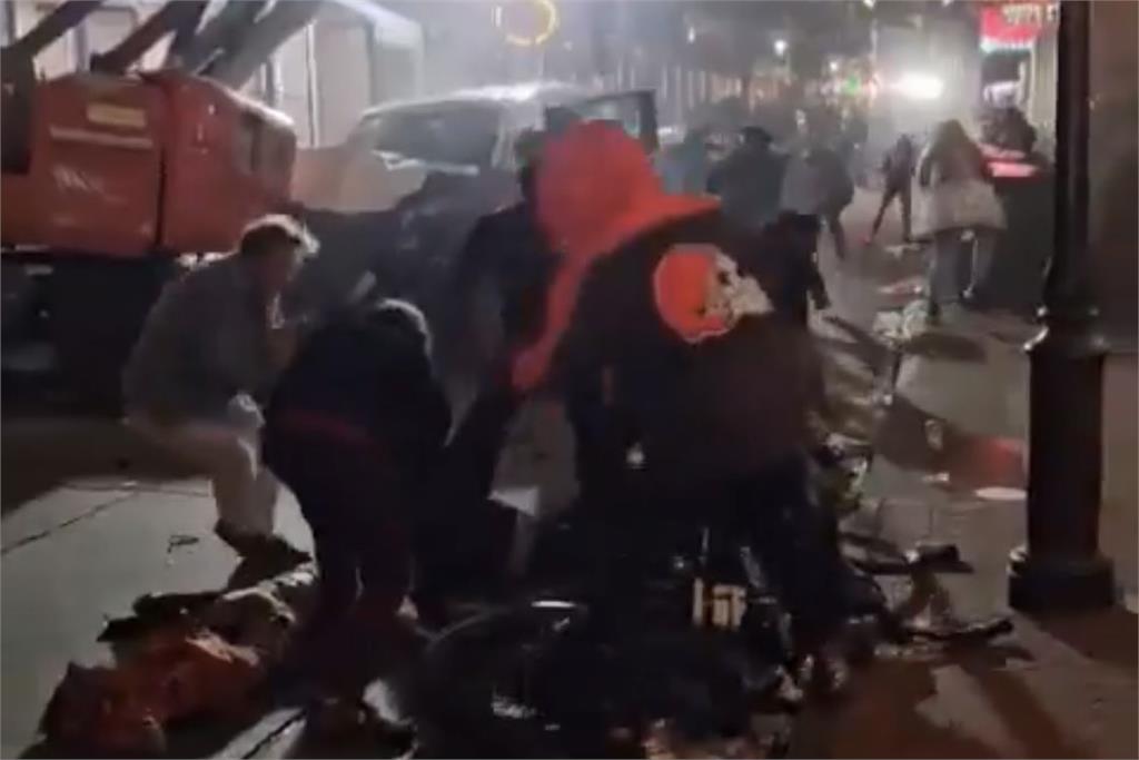 快新聞／美國紐澳良驚傳恐攻！　兇手駕車衝撞人群「下車持槍掃射」至少10死