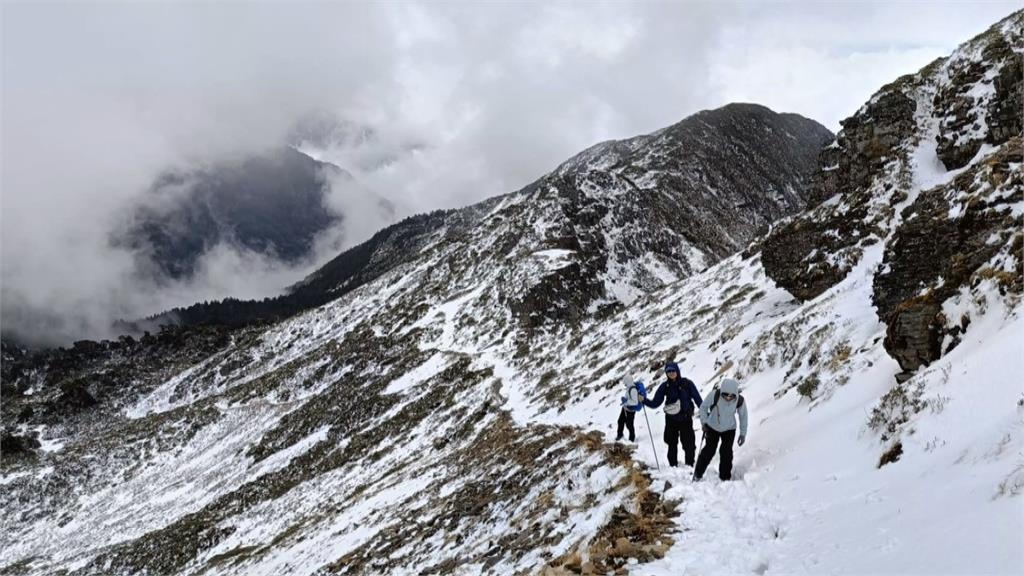 不只玉山降三月雪！　雪山圈谷、翠池「積雪5公分」