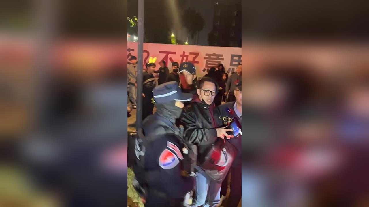 快新聞／又是你？台南跨年晚會鄭方形再鬧事　維安警力秒出動