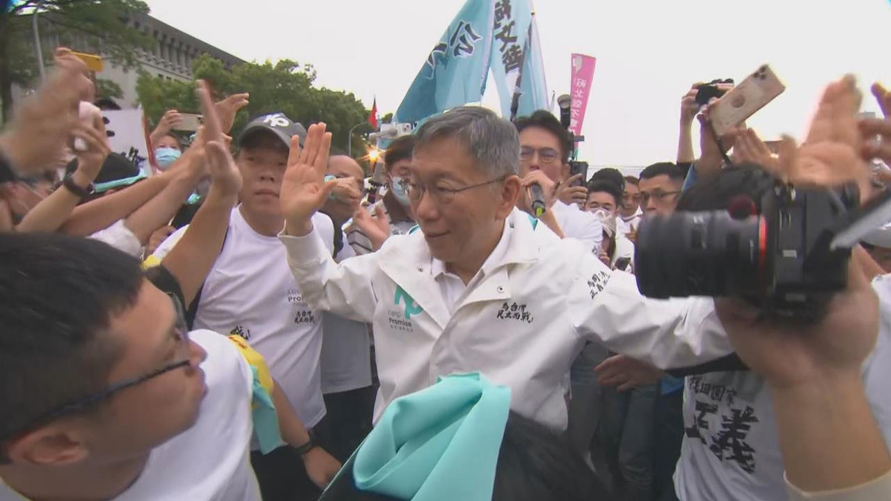 快新聞／民眾黨號稱「凱道破8萬人」　柯文哲下台與小草擊掌致意