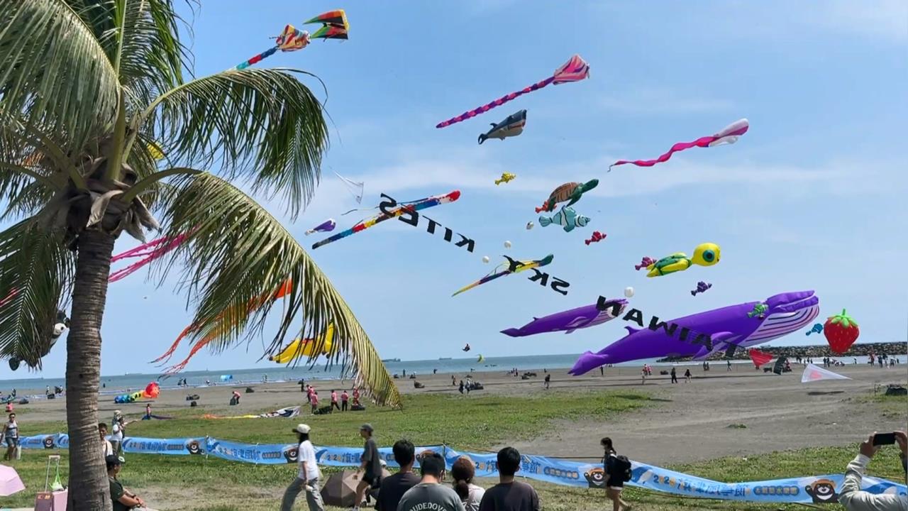 旗津風箏節登場　「35米大鯨魚」翱翔天空