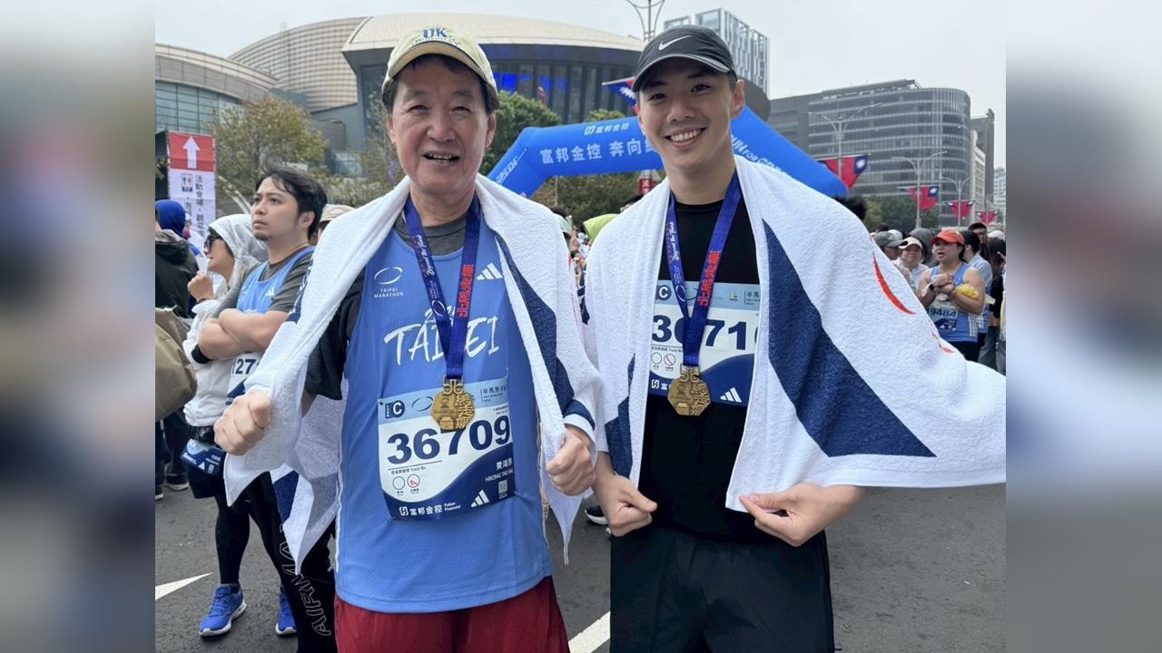 帥兒陪跑台北馬拉松 費鴻泰父子併肩完賽