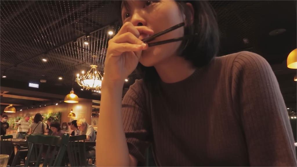 真的不是肉嗎？韓妞初訪素食吃到飽餐廳超驚豔　連連讚嘆：台灣是天堂