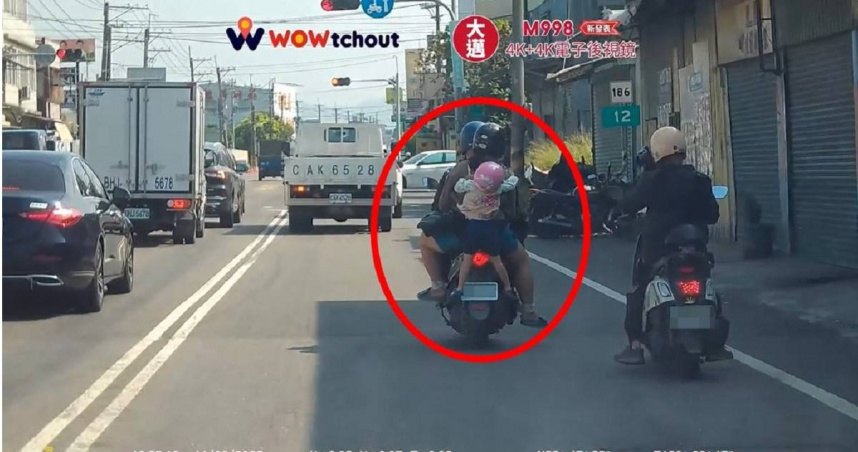 驚!夫妻騎機車「4貼+吊掛幼童」網全嚇傻 孩童腳懸空畫面曝光:命真大