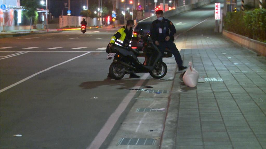 無視警車!囂張飆仔自摔竄火花 警閃避不及撞上