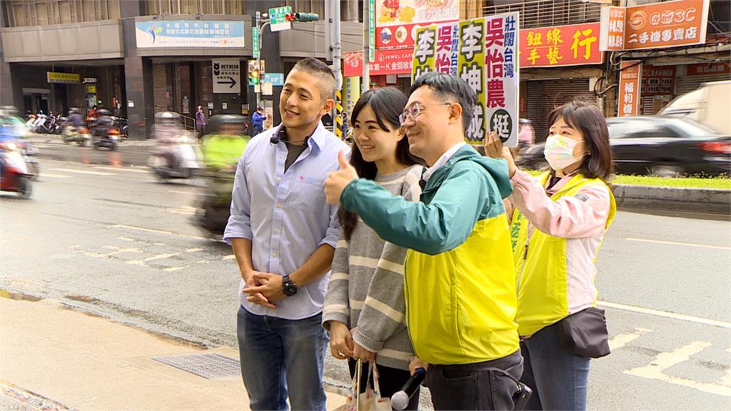 力拚三重立委初選!李坤城出招 陸戰吳怡農力挺、空戰余天電話催票