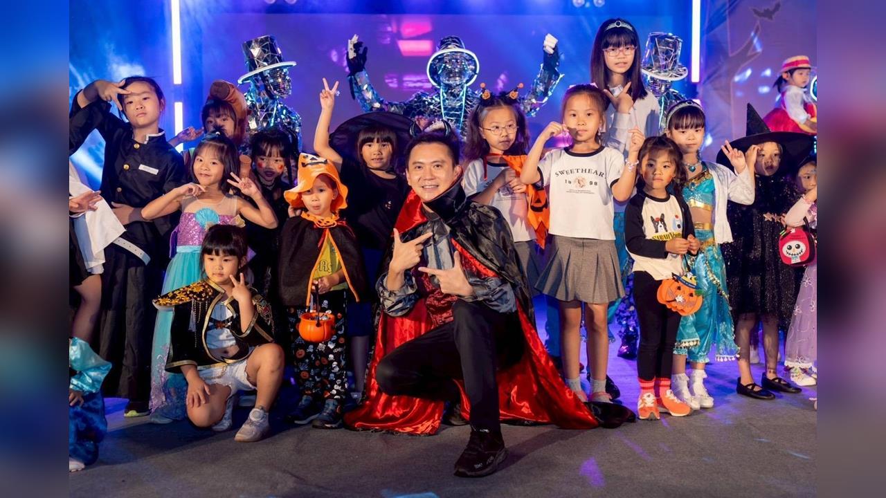 搖滾爺奶攜孫竹北走街 - 鄭朝方邀藍波、東諺、嘻小瓜、彭彥鳴領千位市民萬聖齊舞