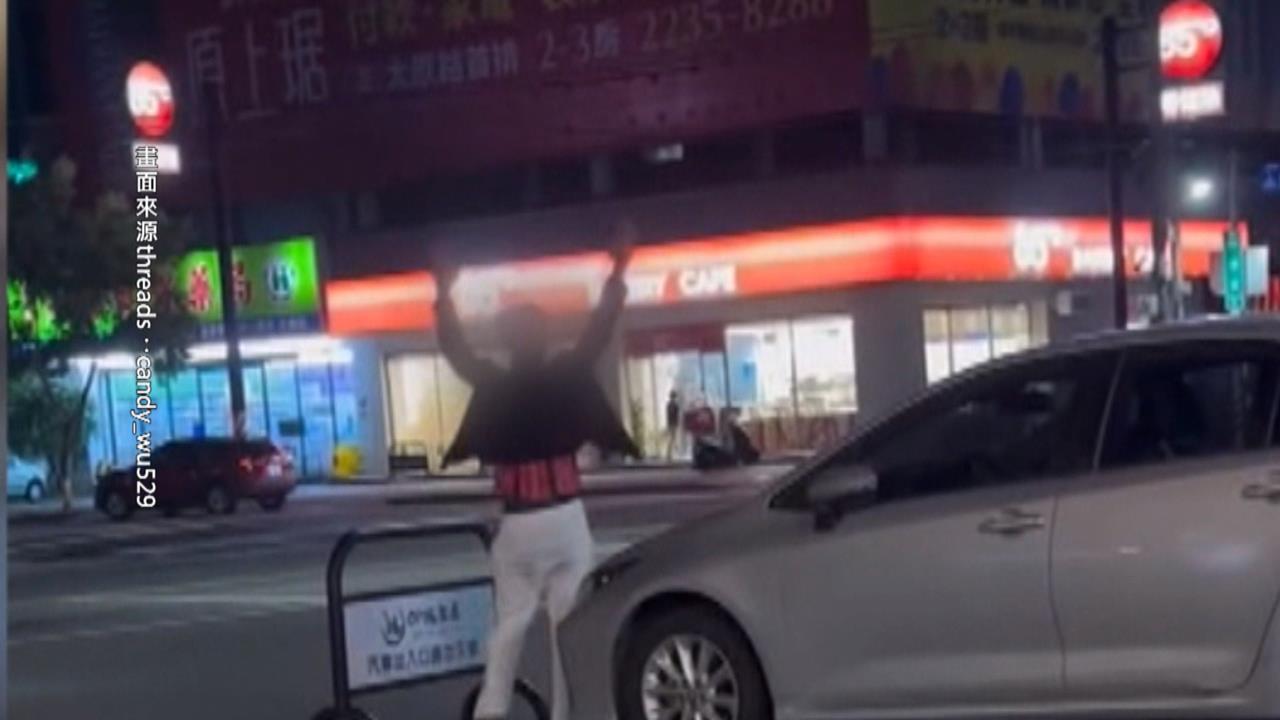 和女友吵架喝醉!男子帶刀外出 見警舉手投降