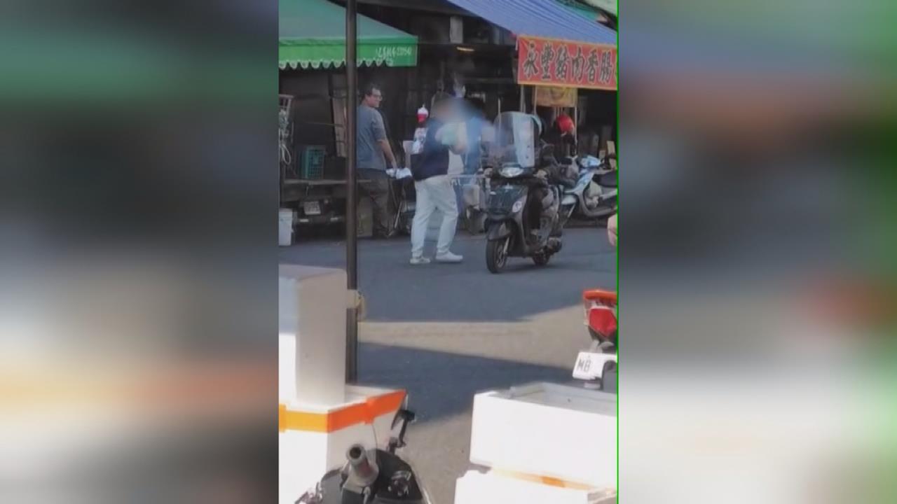 披五星旗男又出現！　南投草屯市場邊走邊放沖天炮