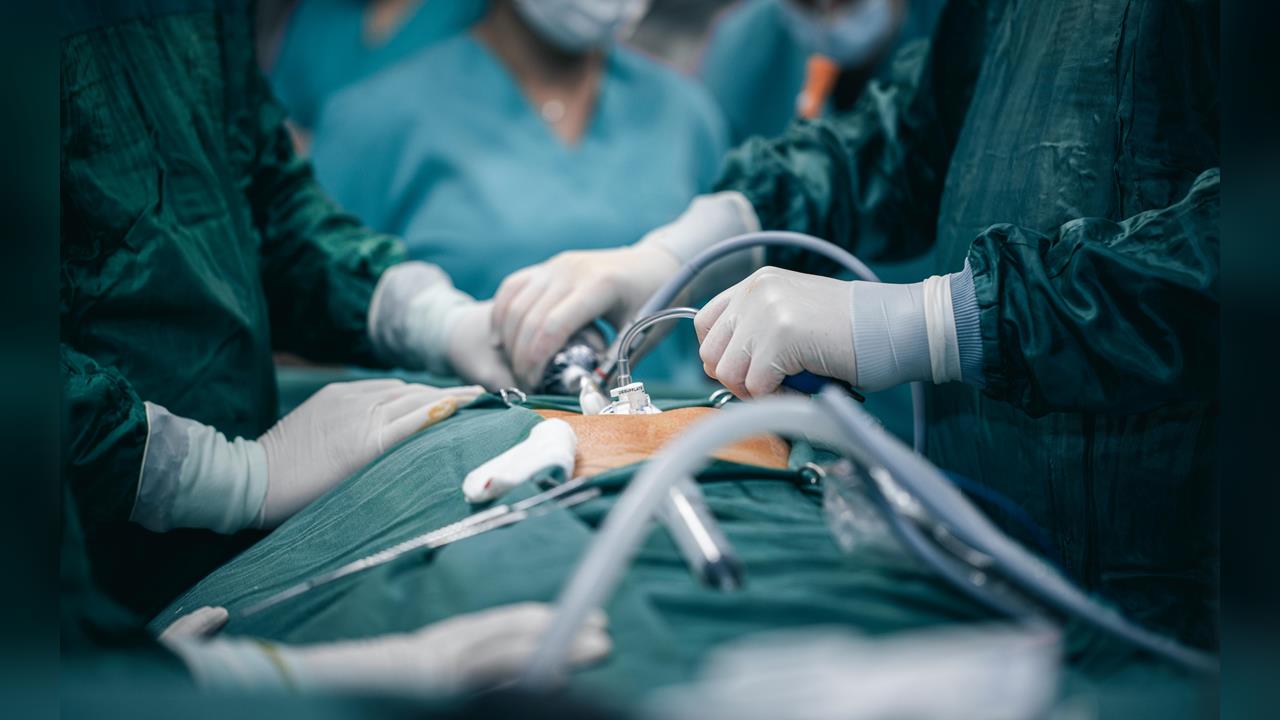 阿北出國「腿抽筋送醫」10分鐘突猝死！遺體返家「心臟竟被摘」家屬哭求真相