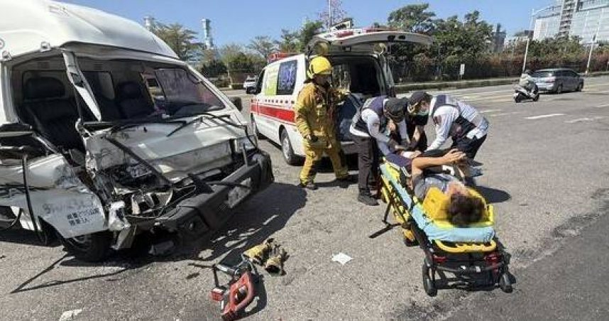 白色小貨車狂撞發財車！副駕一度被困　頭破血流送醫