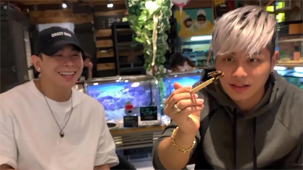 日本咖啡廳專賣昆蟲料理　瘋男吃下蟬「噴化學味」馬上吐：這能吃嗎？