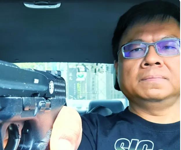 快新聞／台鐵潮州副站長舉槍自拍恐嚇酸民？　邱旻杰強調是休閒、不會傷害人