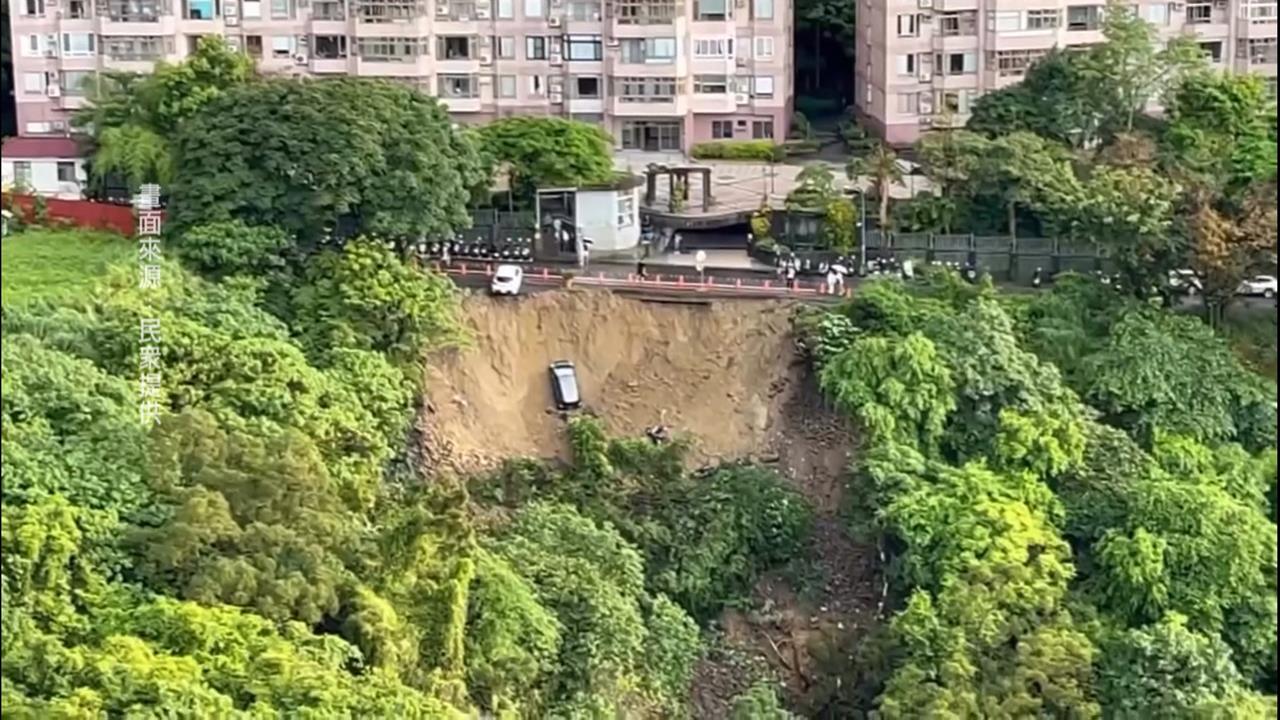 新店「涵煙翠社區」前道路坍塌　1汽車、4機車掉落邊坡
