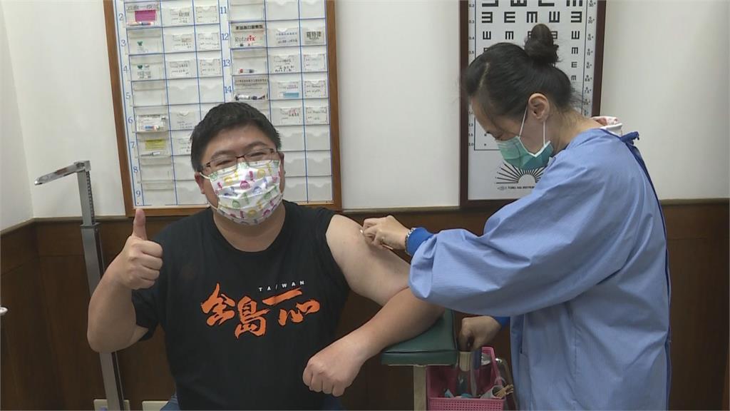 快新聞／蔡易餘嘉義朴子接種高端疫苗　秀手臂比讚直喊「真的不痛」