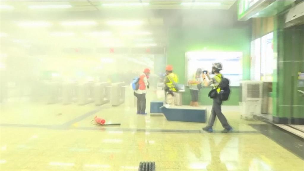 港警地鐵內發射催淚彈 楊雅喆問國民黨：還想簽和平協議？