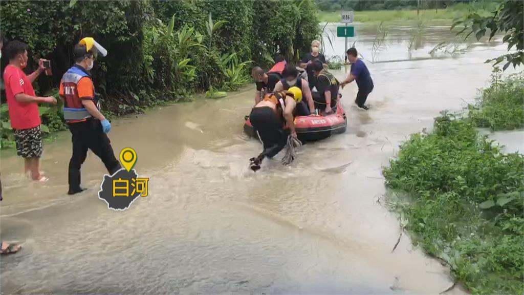 復康巴士行經頭前溪便橋... 溪水暴漲車受困 台南警消緊急救援