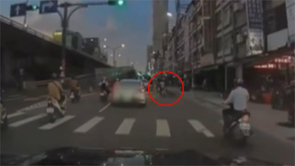 騎士閃浪犬遭擦撞亡　開車的無罪、餵狗男被起訴原因曝