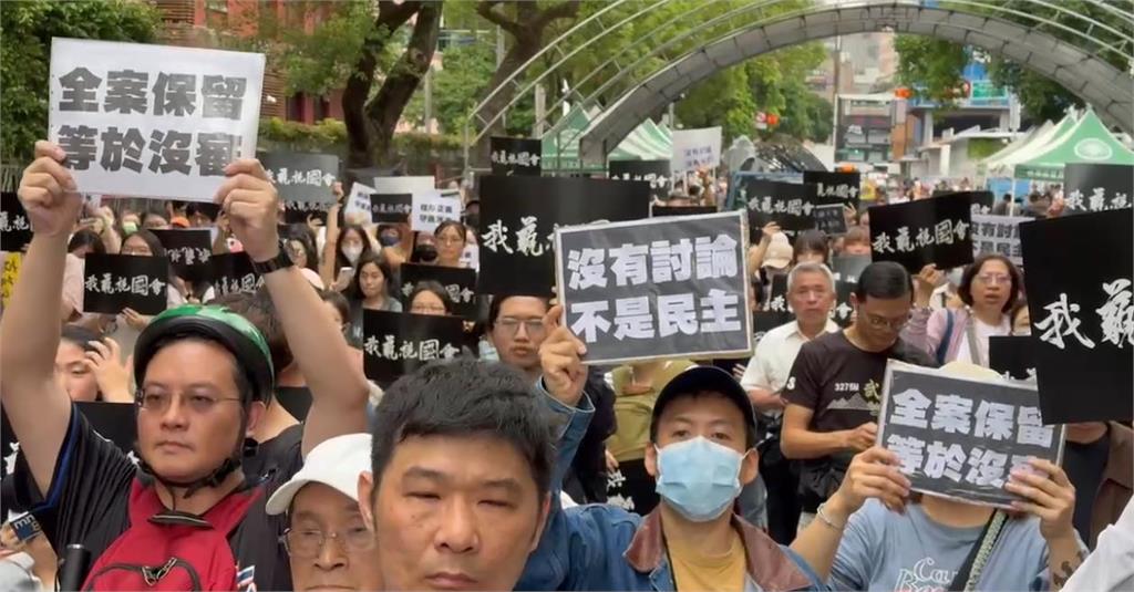 快新聞／立法院集結百人抗議「國會擴權案」　高喊：沒有討論！沒有民主