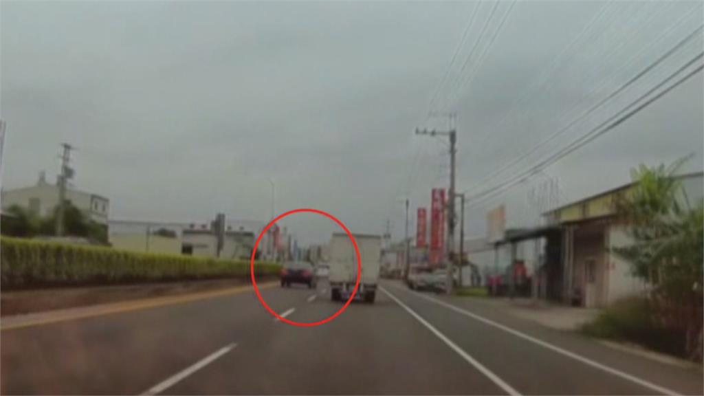 疑轎車未掛車牌路上狂飆　目擊者：被撞到怎辦！罰則出爐
