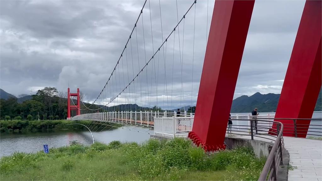 紅綠燈險滅頂！嘉義台82線下淹成大海　民眾卡快速道路動彈不得