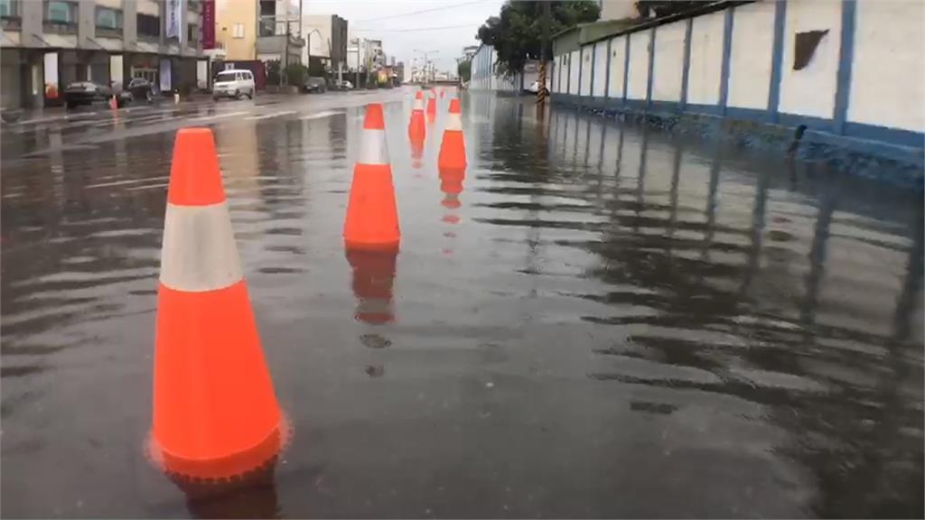 南台灣狂雨不停 枋寮新龍村積水九旬阿嬤難眠