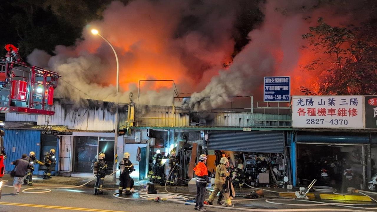 快新聞／快戴口罩！北市倉庫惡火濃煙竄天　環保局急示警「這2區」空污擴散中