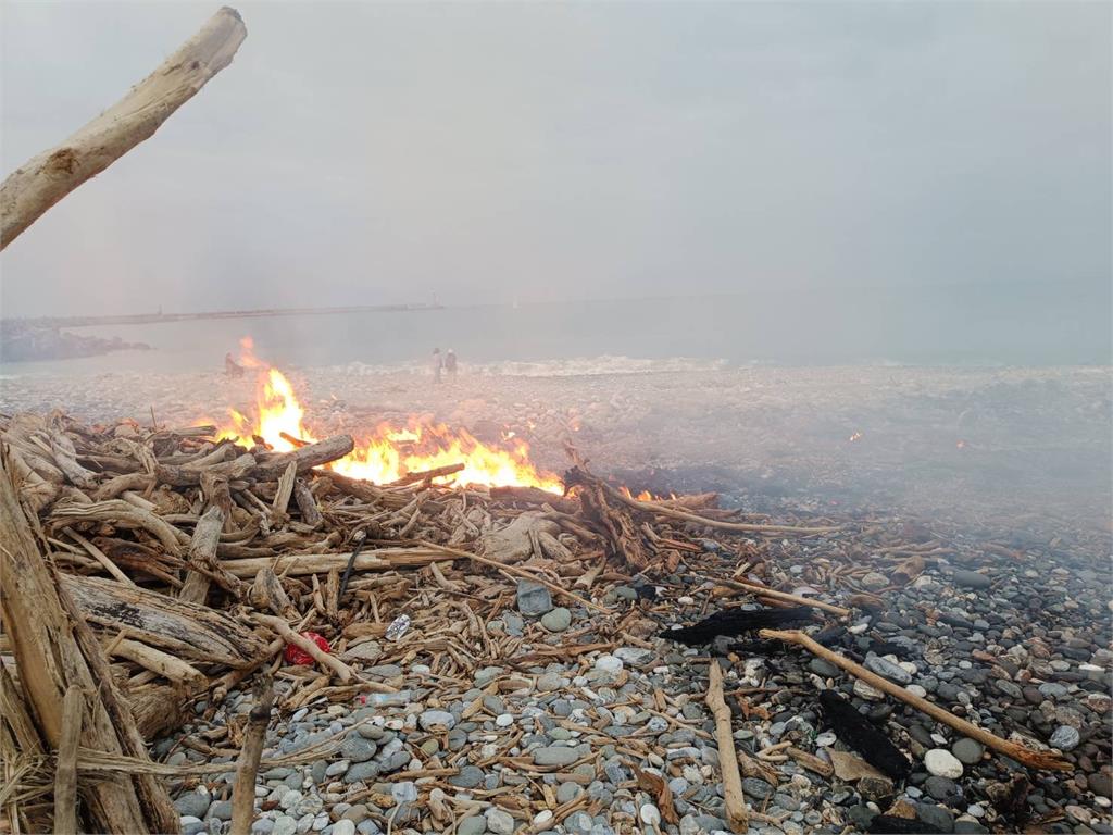 颱風釀大量漂流木堆積　花蓮沿岸疑民眾烤肉再傳火災