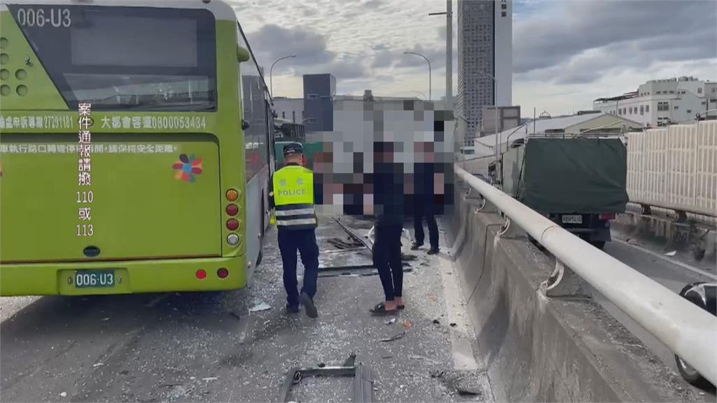 三重中山橋公車猛烈撞擊貨車　13人傷！驚悚追撞畫面曝光