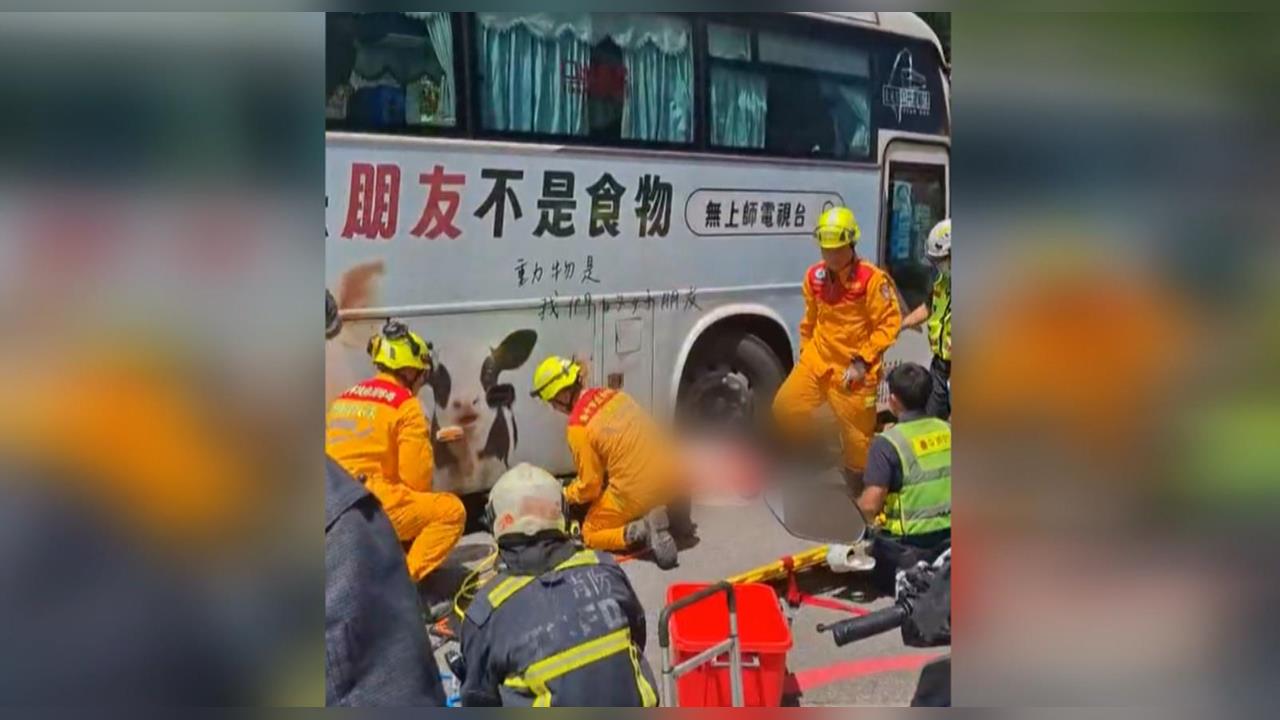 驚悚事發畫面曝光！　新加坡婦到台中旅遊「遭客運撞」捲車底