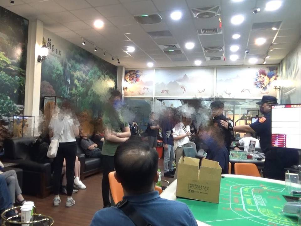 百家樂賭場藏身藝品店　桃警破門攻堅逮40人