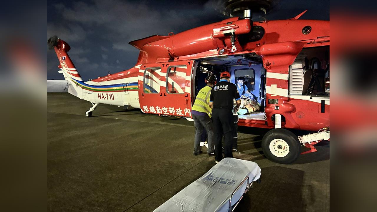 快新聞／黑鷹直升機空中搶命！澎湖70歲翁突心肌梗塞　空勤大隊35分鐘送高雄救醫