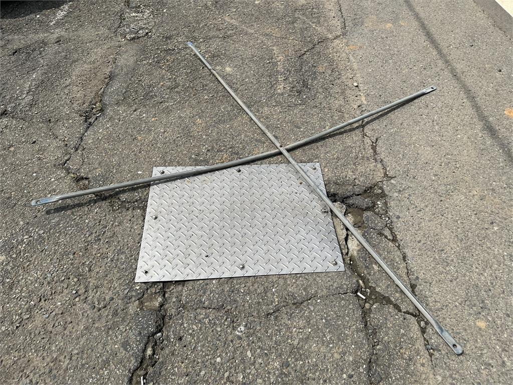 工地金屬管噴砸破行始終轎車擋風玻璃　駕駛飽受嚇壞