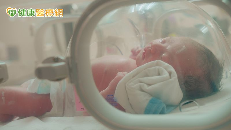 產婦凝血異常自然分娩 新生兒「胎便吸入」搶救重症成功