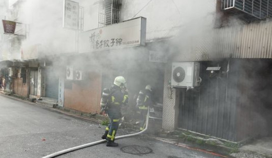 快新聞／北市內湖驚傳「汽車撞進餃子館」起火　駕駛昏迷送醫搶救中