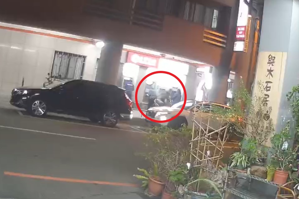 快新聞／台中女ATM領鈔2萬秒遭搶　警方緝凶中