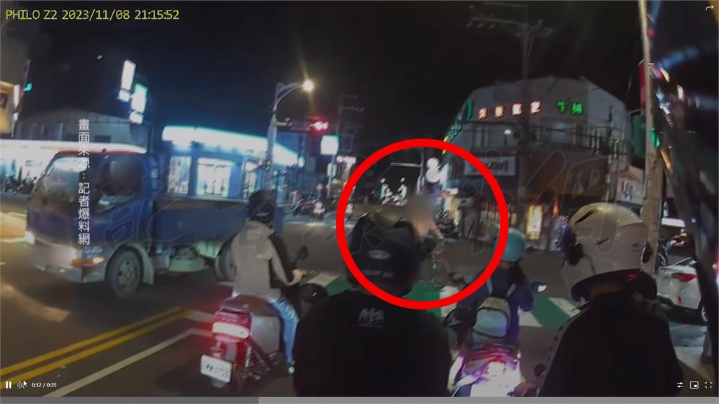 火氣很大！小貨車險撞單車男　兩人下車當街大吵理論還動手