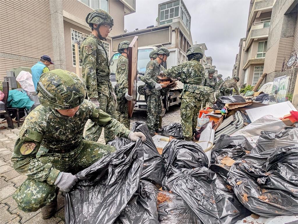 快新聞/陸軍第5作戰區支援嘉義災後復原 官兵深入社區清運雜物