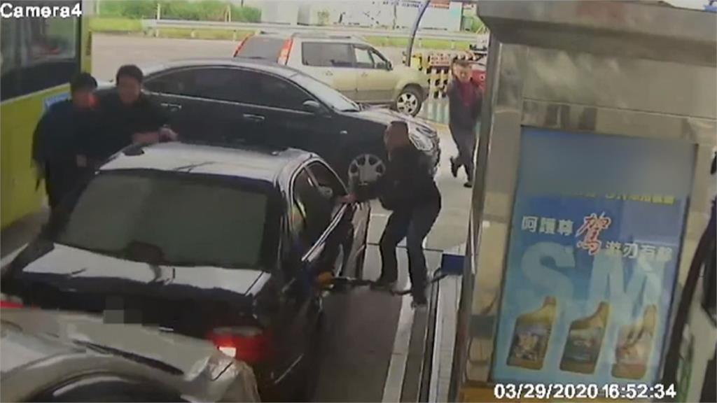 加油站遇警包夾竟開車衝撞 員警連開4槍逮人