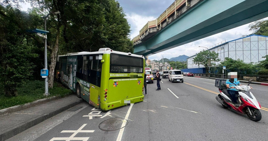 北市文山區公車失控自撞山壁　駕駛＋2乘客手腳挫傷