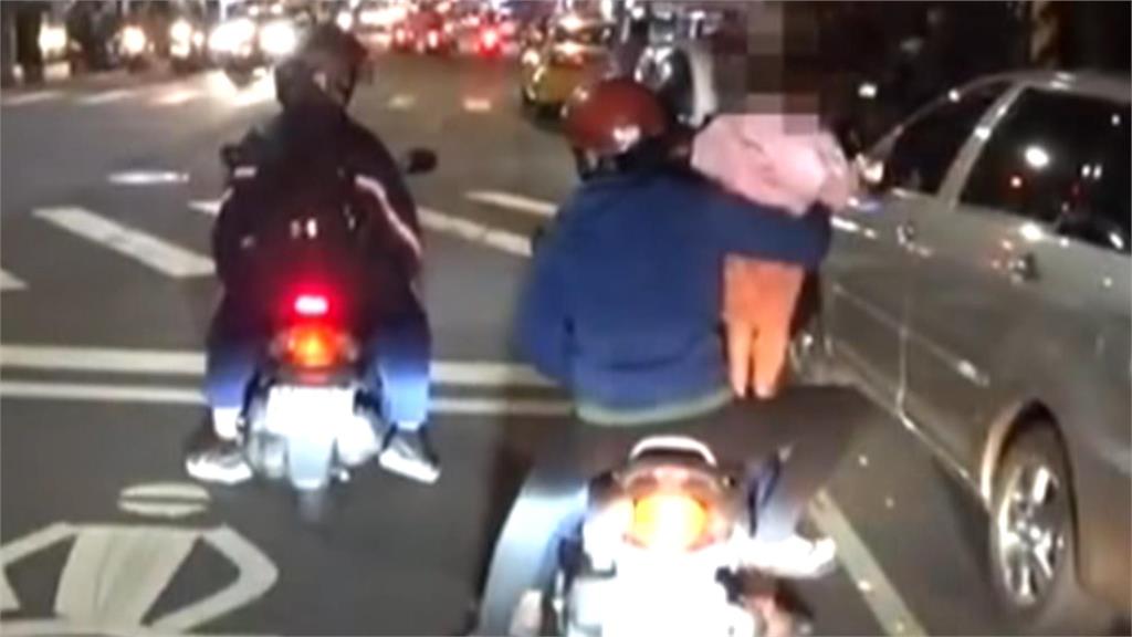 捏把冷汗！三貼讓幼童站腿上　手滑就摔出去