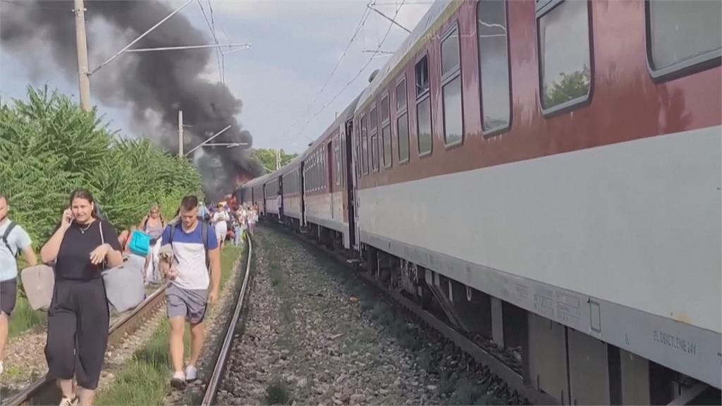 斯洛伐克火車與公車相撞　火車起火燃燒　公車斷兩截