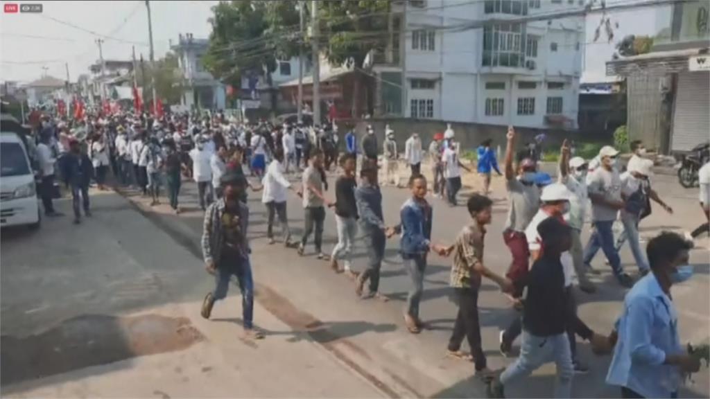 緬甸民眾發動政變以來最大規模示威 軍方警告上街抗議：將招致生命危險！