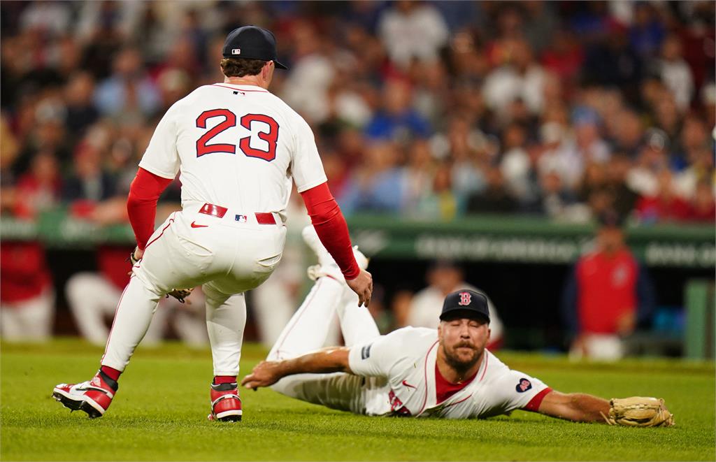 MLB（影）／超狂三殺差一點！紅襪投手撲接短打飛球後拚「1-6-3」美技