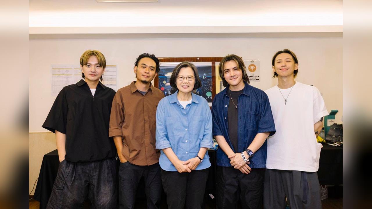 快新聞/蔡英文驚喜現身演唱會!滅火器首度攻蛋 賴清德、陳其邁送花力挺