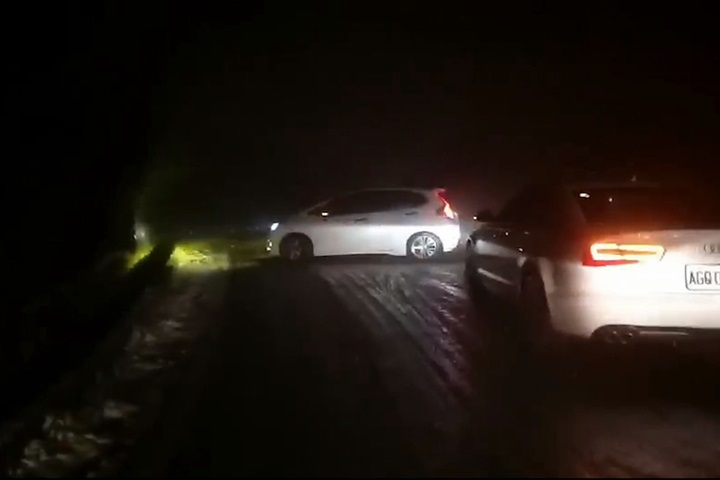 大屯山飄雪銀白世界 賞雪民眾開心歡呼