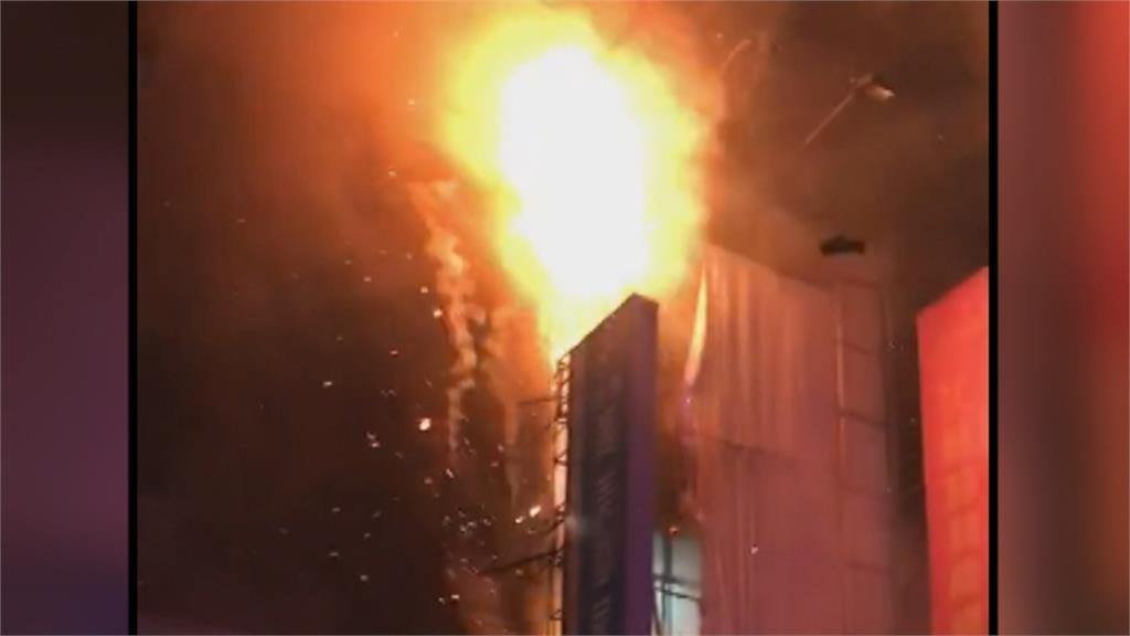 商店招牌深夜突爆炸起火！　炸出驚人火光