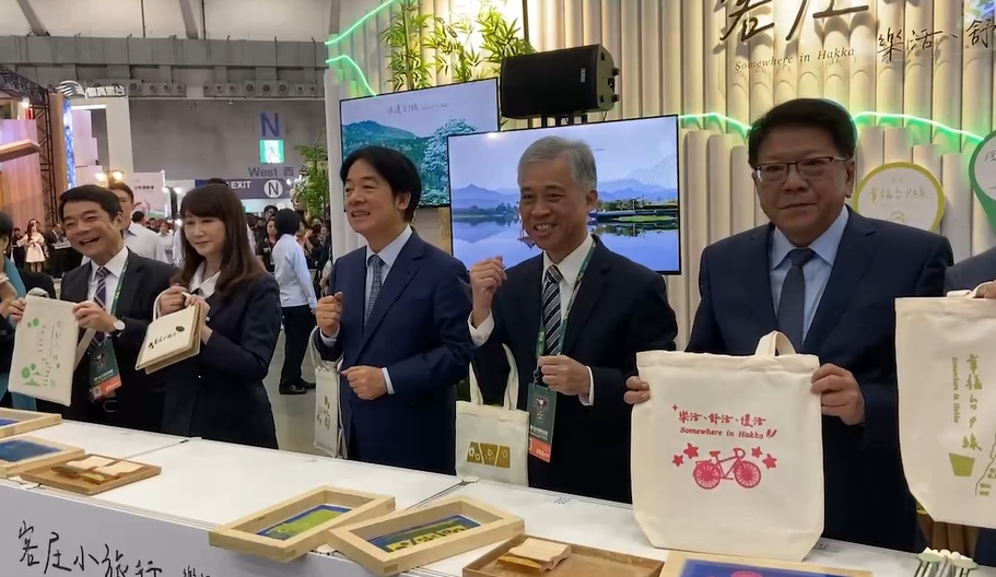 快新聞／首次以總統身分參加ITF台北國際旅展　賴清德親絹印麻布袋給Murphy
