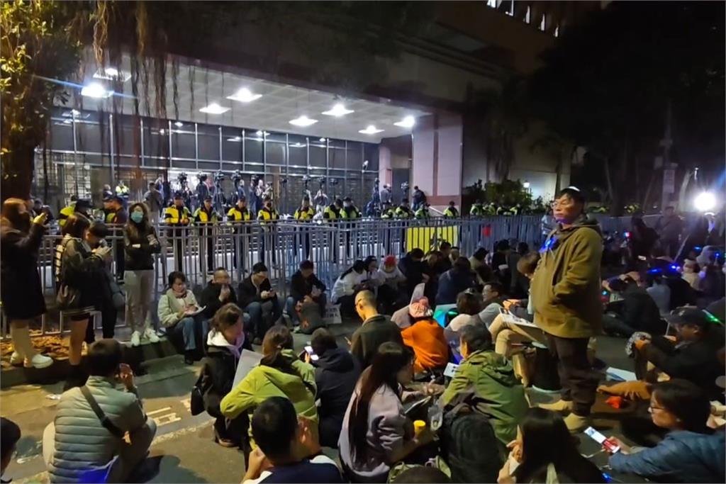 起訴柯文哲／黃珊珊也來了！白營6立委齊聚北檢　警再舉牌1次可驅離