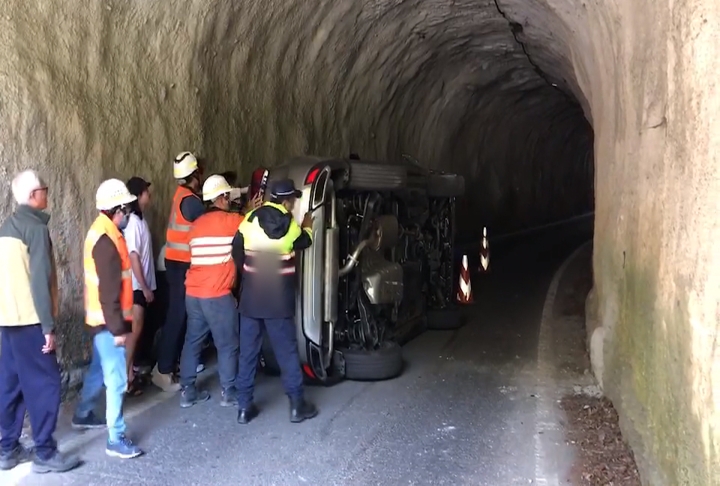 駕駛開進隧道「暗適應」　擦撞隧道壁整輛車側翻